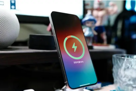 江州苹果15换屏服务分享用什么充电器给iPhone15充电更好 